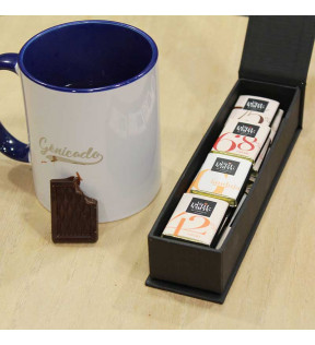Coffret tablette chocolat carré à coté d'une tasse de mug - Génicado