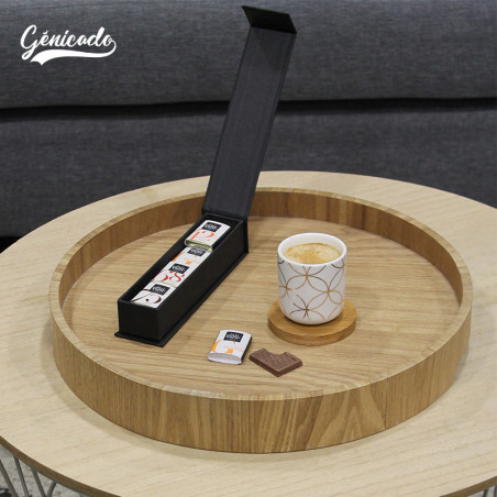 Coffret tablette chocolat carré a cote d'une tasse de café - Génicado