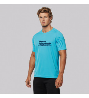 T-shirt sport personnalisé manches courtes 100% polyester avec visuel publicitaire imprimé sur la poitrine