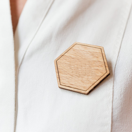 Badge en bois made in france forme sur mesure avec gravure laser