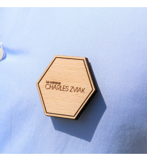 Badge fabrication française sur mesure en bois avec gravure laser