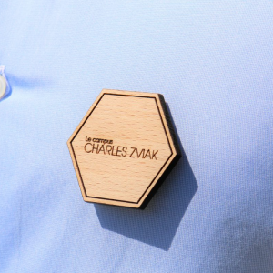 Badge sur mesure en bois