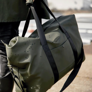 sac de voyage vert personnalisé porté