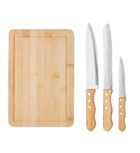 planche bois à découper en bambou avec couteau à pain, un couteau à désosser et un couteau de chef
