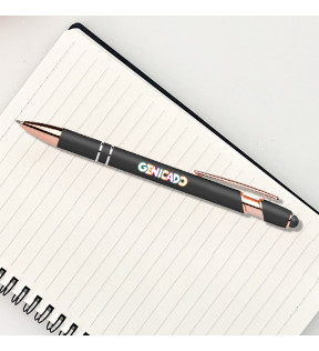 stylo métal en aluminium avec finition touche caoutchouc avec bout stylet sur un carnet - Génicado