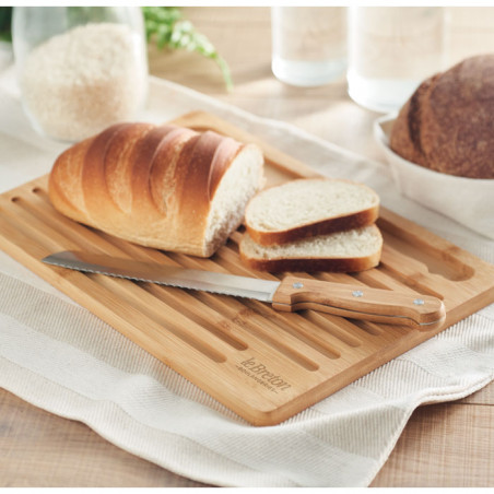 le pain sur la planche à découper bois bambou pain avec couteau