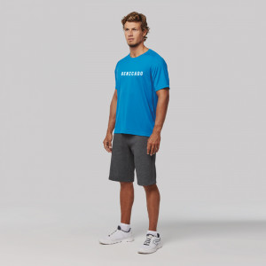 t shirt sport personnalisé bleu avec logo blanc imprimé sur la poitrine