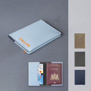 protege passeport personnalisable bleu avec logo imprimé en orange