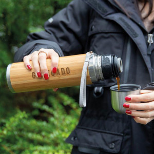 Verse du café depuis une bouteille isotherme en bambou