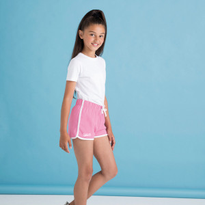 Short personnalisé enfant rose avec logo blanc imprimé